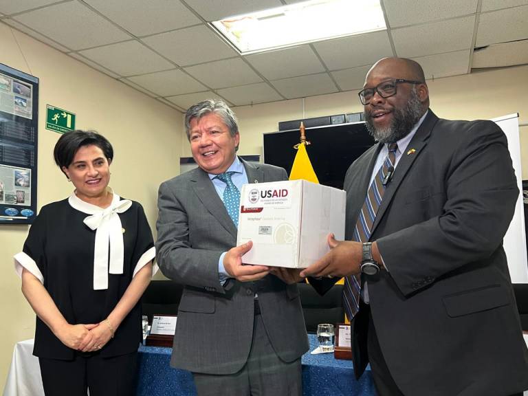 $!El Embajador Art Brown y la canciller Gabriela Sommerfeld durante una entrega de equipos de monitoreo al Instituto Geografico Militar