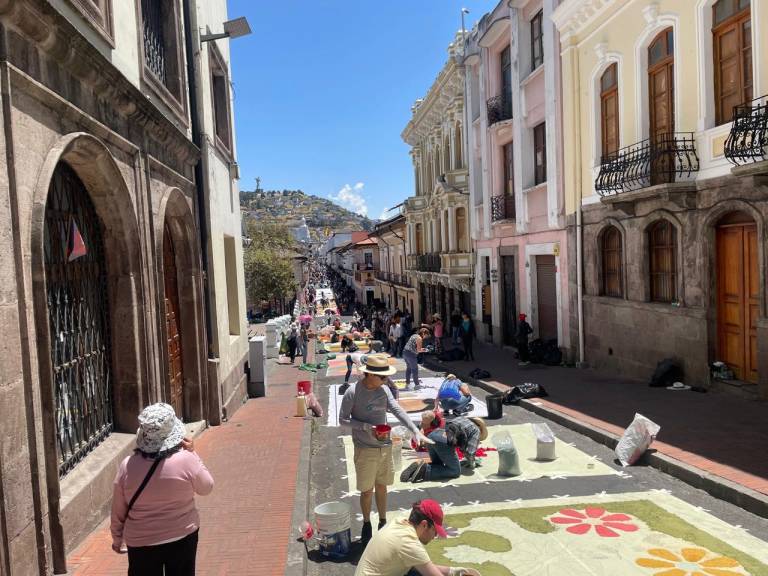 $!Asistentes a la procesión recorrieron el centro de Quito hasta la Basílica del Voto Nacional.