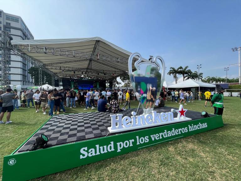 $!Heineken Fest recibió a cientos de personas que disfrutaron de la transmisión de la final y la presentación de bandas musicales.