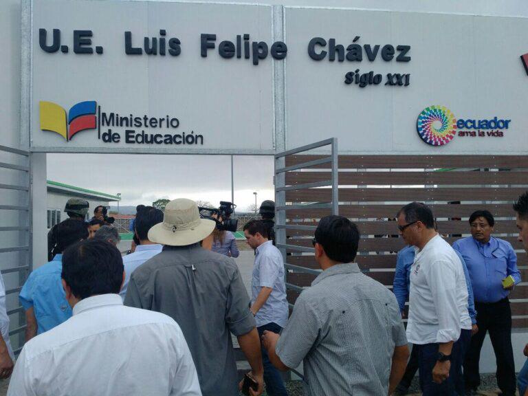 $!El entonces presidente Rafael Correa reconoció que no le alcanzaba el tiempo ni los recursos, para construir las 200 escuelas del milenio que ofreció. Se vio obligado a recurrir a una empresa china para que instalara las escuelas con material prefabricado.