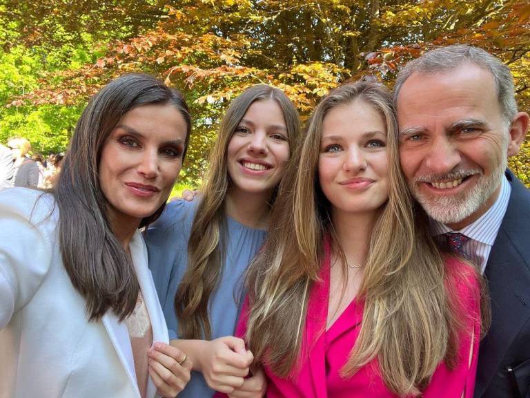 $!Los Reyes de España junto a sus hijas, la Princesa de Asturias, Leonor, y la Infanta Sofía, tras el acto de graduación de la Princesa de Asturias en el UWC Atlantic College de Gales.