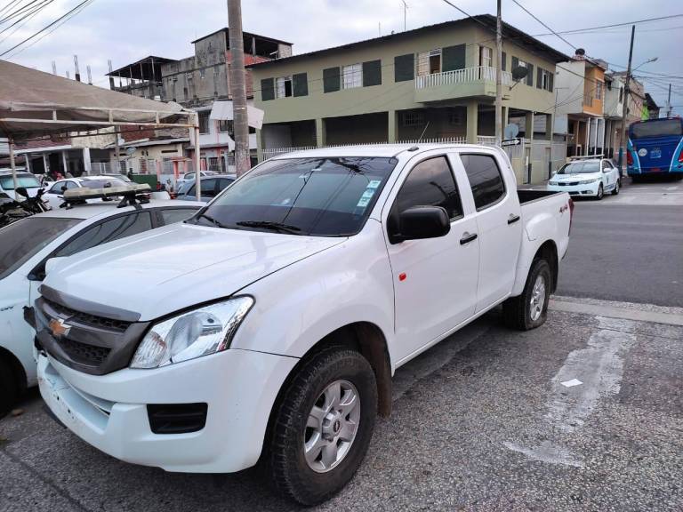 $!La camioneta doble cabina con la que los sicarios intentaron huir.