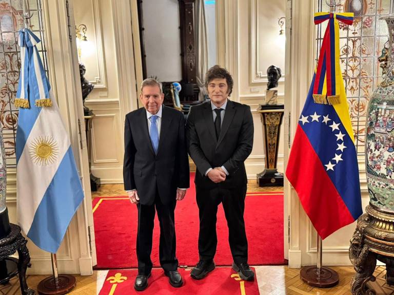 $!Fotografía tomada de cuenta en X de @ConVzlaComando donde aparecen el presidente de Argentina, Javier Milei (d), junto al líder opositor venezolano Edmundo González Urrutia en la Casa Rosada en Buenos Aires.