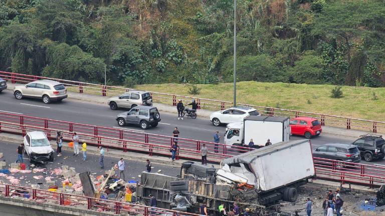 Choque múltiple en la Ruta Viva de Quito: un fallecido, heridos y fuerte congestión