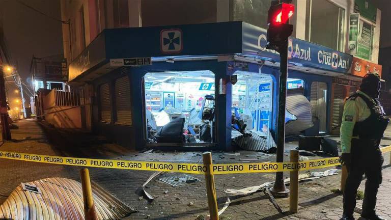 Delincuentes robaron un cajero automático con explosivos en una farmacia de Quito