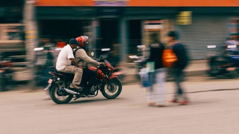 En Quito se prohíbe que dos personas circulen a bordo de una moto