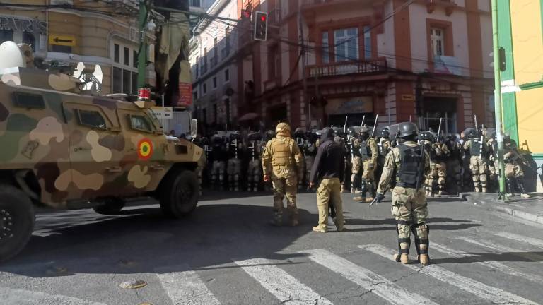 Personal militar está presente con tanques frente a la sede del Gobierno de Bolivia, este miércoles en La Paz, Bolivia, 26 de junio de 2024.