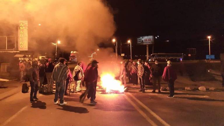 Varias vías amanecen cerradas por manifestación indefinida a nivel nacional