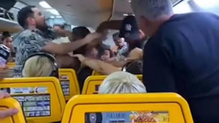 VIDEO | Pelea masiva entre pasajeros obliga a piloto de avión a aterrizar de emergencia