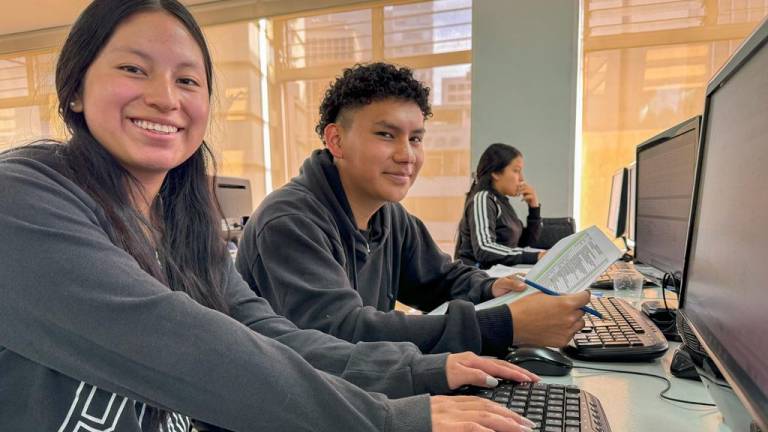 Jóvenes apadrinados en capacitación técnica de contabilidad del programa ‘Hacia el Empleo’ de Children International.