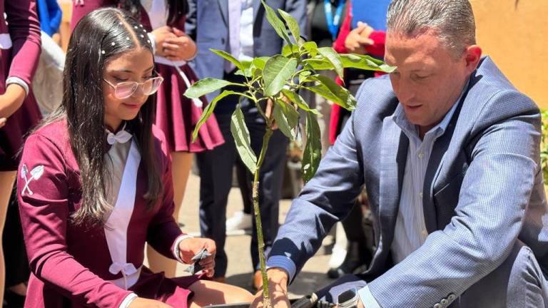 Dentro del programa Huellas de Cambio, que promueve Bupa en las escuelas de Ecuador se contempla la siembra de árboles.