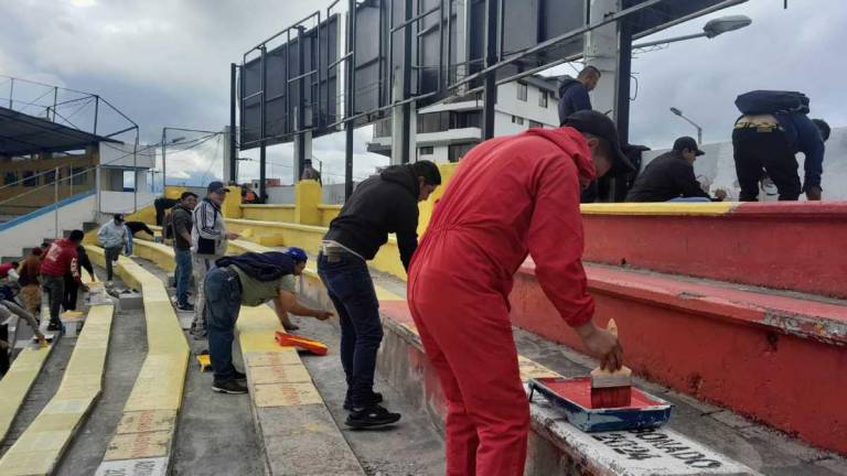 120 presos pintaron las gradas del Estadio Alejandro Serrano Aguilar de Cuenca