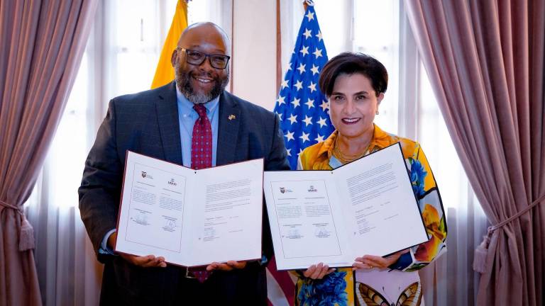 Fotografía en la que aparecen la ministra de Relaciones Exteriores de Ecuador, Gabriela Sommerfeld, y el embajador de EE.UU. en Ecuador, Arthur Brown..