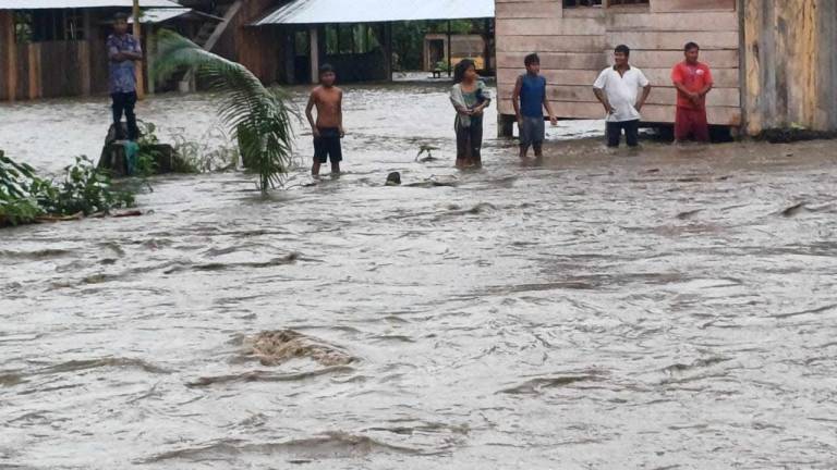 Intensas lluvias afectan a varias carreteras en Ecuador: han causado el desbordamiento de un río