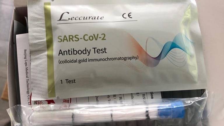 Incautan más de 100 mil pruebas para COVID-19 en centro médico de Quito