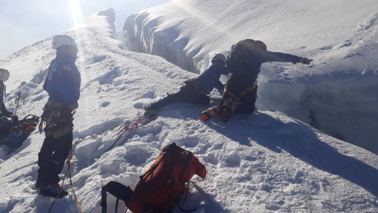 Recuperan cuerpo de suiza fallecida al caer en grieta de volcán Cotopaxi