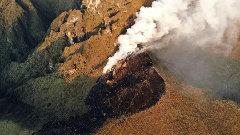 Más de 100 bomberos intentan controlar un incendio forestal en las laderas del volcán Pichincha