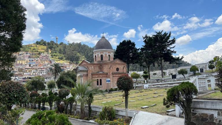 El cementerio patrimonial San Diego abrió sus puertas en 1872 y se ha caracterizado por su diversidad arquitectónica y la notoriedad de los personajes que descansan en este lugar.