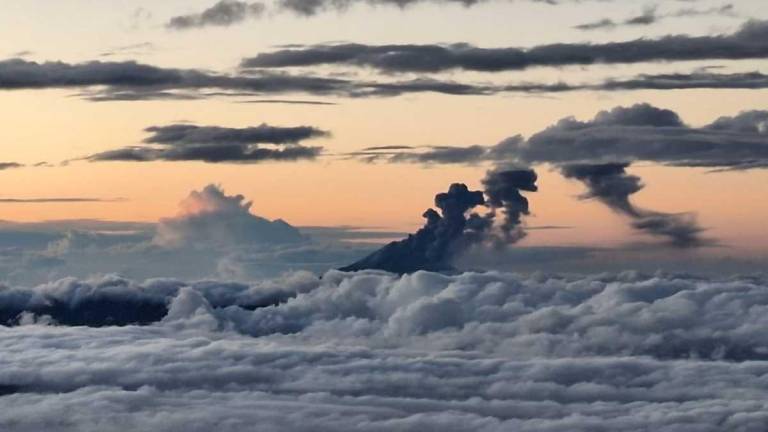 Volcán Sangay emana columnas de gas y ceniza de hasta 1.800 metros