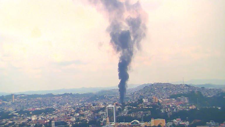 Incendio alarma en Urdesa: bomberos controlan emergencia y hallan materiales químicos desconocidos