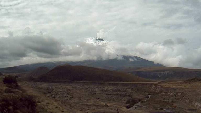 Geofísico informa que el volcán Cotopaxi sigue emitiendo vapor de agua