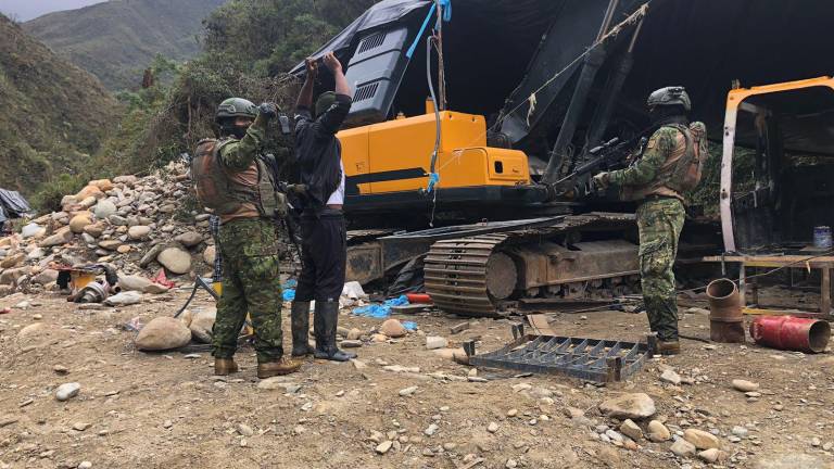 Militares destruyen 45 campamentos en operativo contra minería ilegal en Azuay