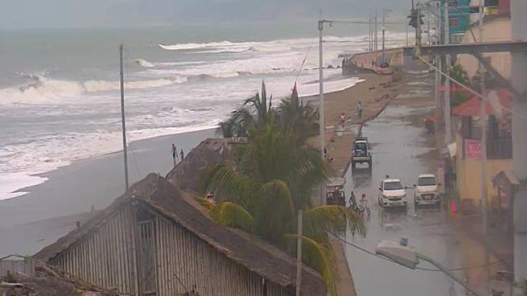 Fuerte oleaje se registra en playas de Santa Elena, Manabí y Esmeraldas