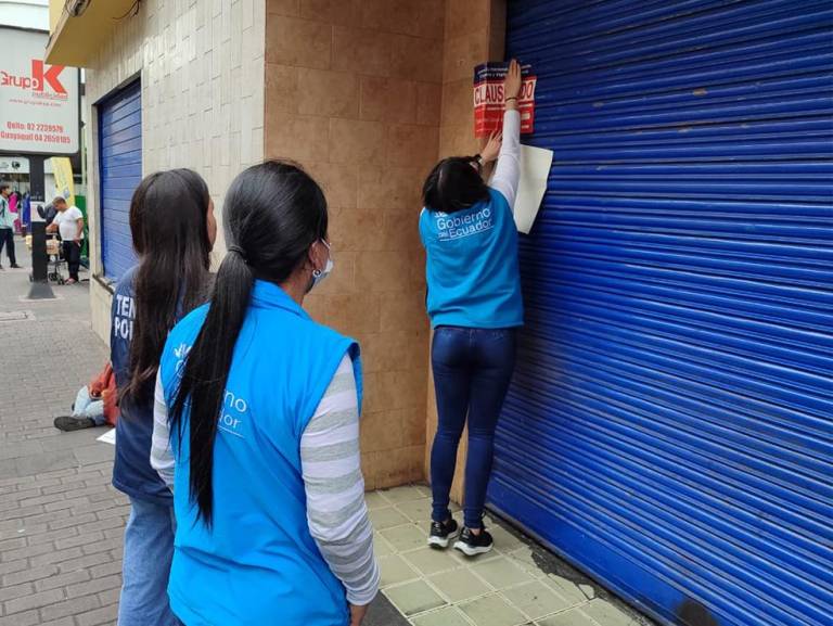 $!Fotografía de una funcionaria de la Arcsa colocando el sello de clausura en un establecimiento, subida a Twitter el 31 de julio de este año.