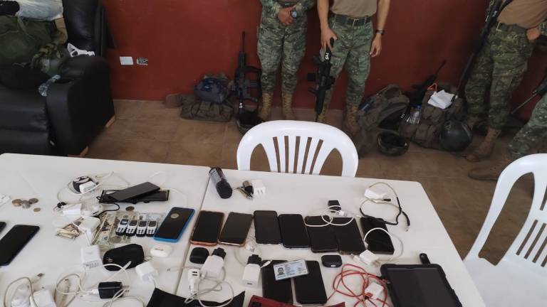Militares descubiertos con celulares, dinero y cargadores en la cárcel La Roca de Guayaquil