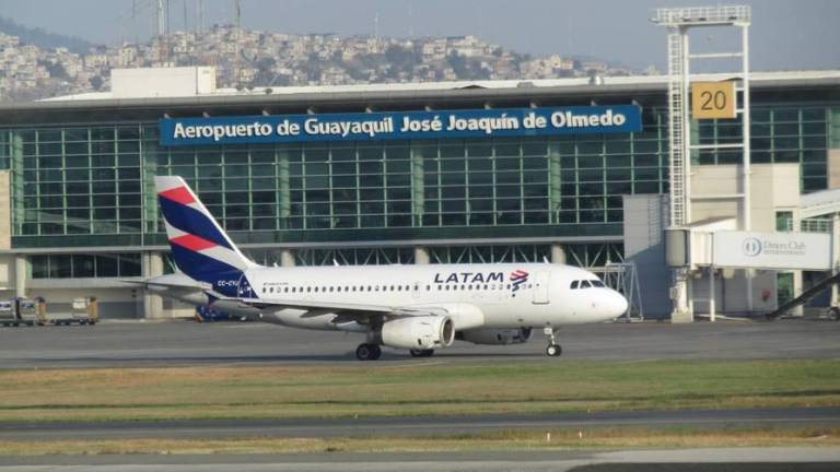 Aeropuerto de Guayaquil suspende operaciones por poca visibilidad