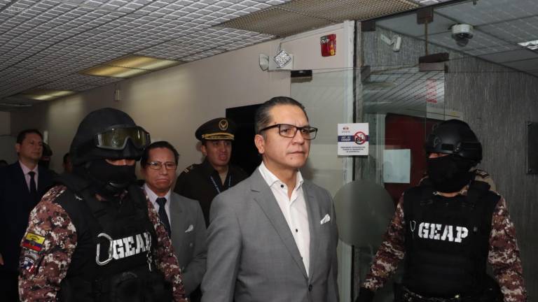 Fotografía del otrora titular del Consejo de la Judicatura, Wilman Terán, entrando a la audiencia.