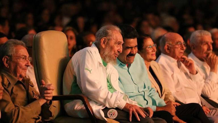 Fidel Castro asiste a celebración por su cumpleaños 90