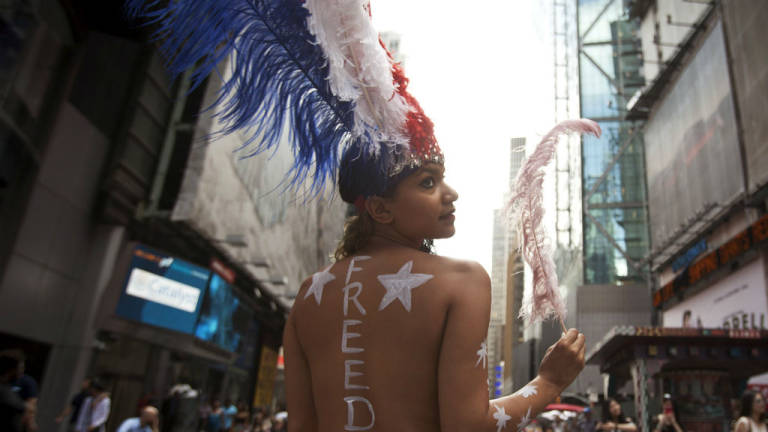Saira Nicole Porn - Batalla por el topless en Times Square