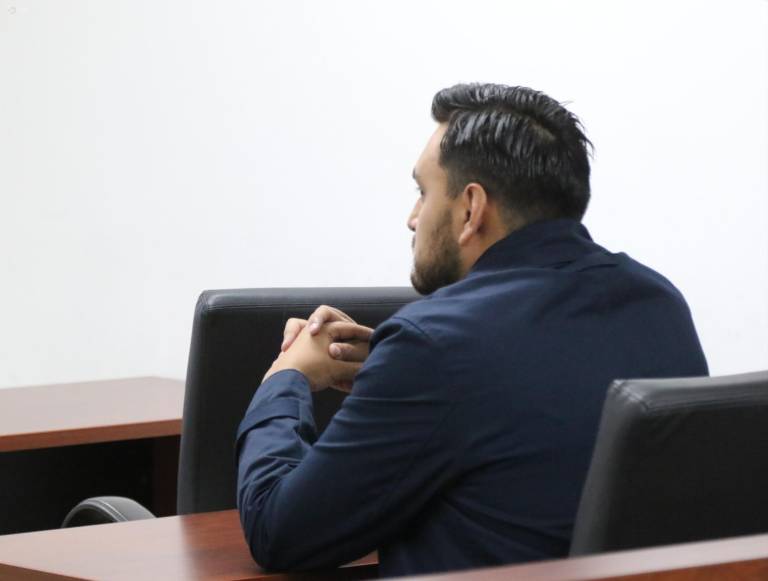 $!El hijo de Abad, Sebastián Barreiro, durante una audiencia en el Complejo Judicial Norte, en Quito, el 21 de marzo