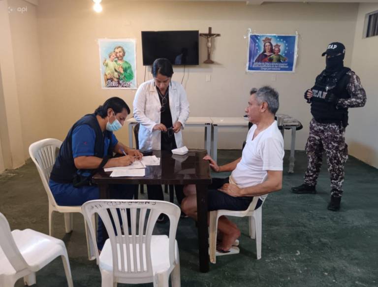 $!Guayaquil, martes 09 de abril del 2024.- El exvicepresidente Jorge Glas durante un examen psicológico y médico, antes de ingresar a su celda en La Roca el 9 de abril de 2024.