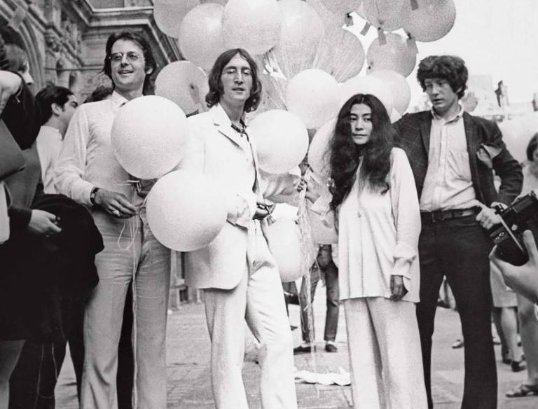 $!Foto del Instagram de Lennon que fue cortesía de Yoko Ono, donde se ve a la pareja lanzando globos blancos en la inauguración de la exposición del cantautor, llamada 'You Are Here'.