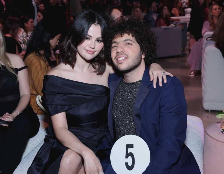 $!Selena Gomez y Benny Blanco iniciaron una relación en 2023, y un año después, decidieron comprometerse.