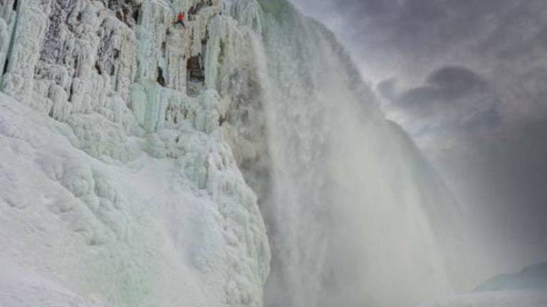 Un montañista logra escalar por primera vez las cataratas del Niágara congeladas