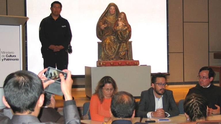 Ecuador entrega a Colombia la escultura del siglo XVI &quot;Santa Ana Triple&quot;