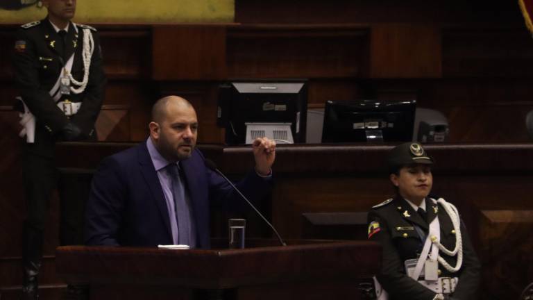 Fotografía de Juan Esteban Guarderas emitiendo una declaración ante el Pleno.