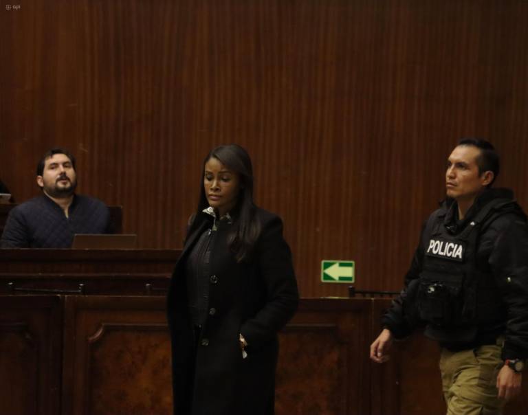 $!La Fiscal General del Estado, Diana Salazar, entra al Salón José Mejía Lequerica para proporcionar información sobre los casos León de Troya y Metástasis.