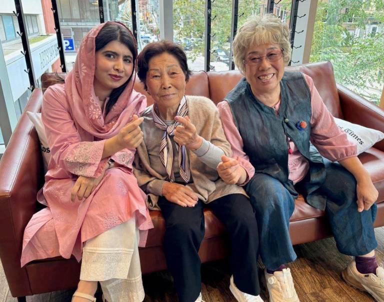 $!Malala Yousafzai junto a mujeres de la comunidad matriarcal haenyeo, cuyos miembros se sostienen económicamente pescando en la isla surcoreana de Jeju,