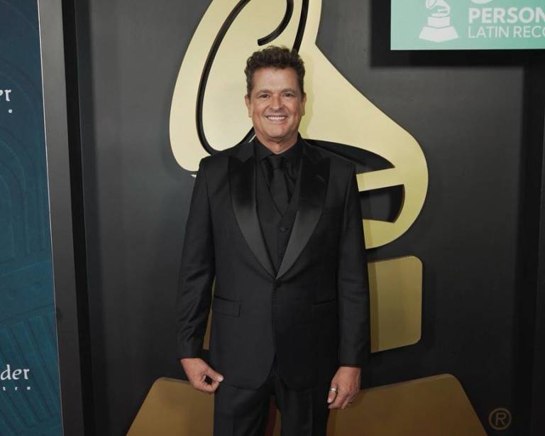 $!El cantautor Carlos Vives posa en la alfombra de los Latin Grammy 2024, gala en la que fue galardonado con el reconocimiento de Persona del año