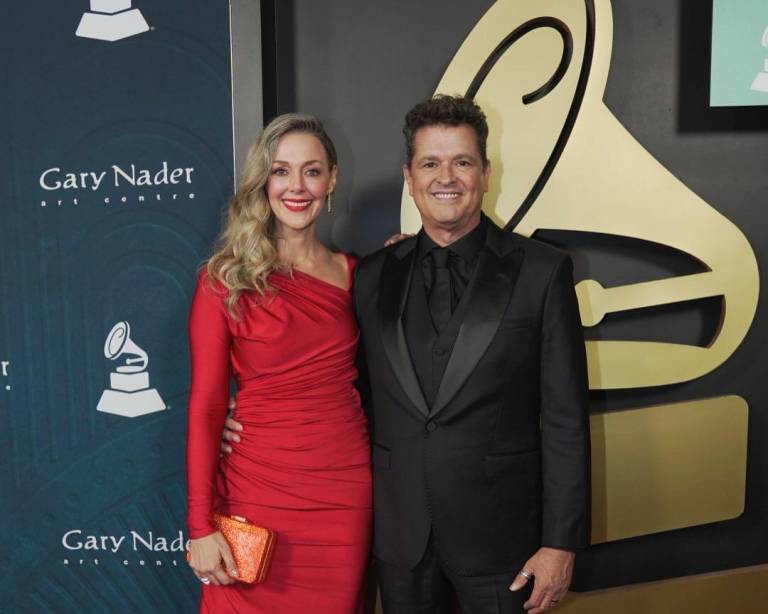 $!Carlos Vives y su esposa Claudia Elena Vásquez quien aseguró que este reconocimiento de los Latin Grammy es un momento por el que hemos trabajado mucho.