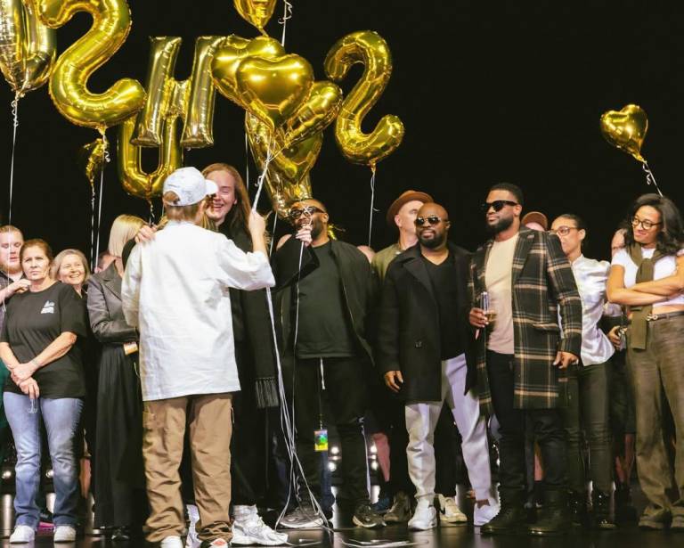 $!Adele junto a su equipo de producción y su hijo celebrando el final de su residencia de conciertos en Las Vegas.