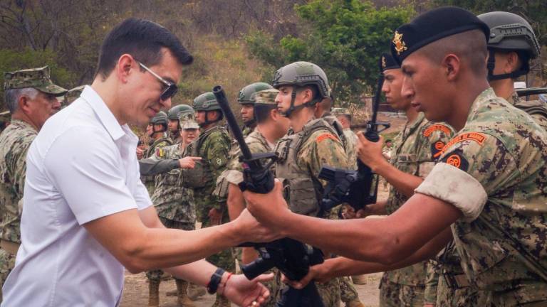 Militares de Ecuador comenzaron a equiparse con armas incautadas en operativos contra el crimen organizado