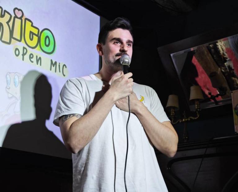 $!Ricardo Andrade en “Open Mics” gratuitos desarrolló su estilo y conectó con el público.