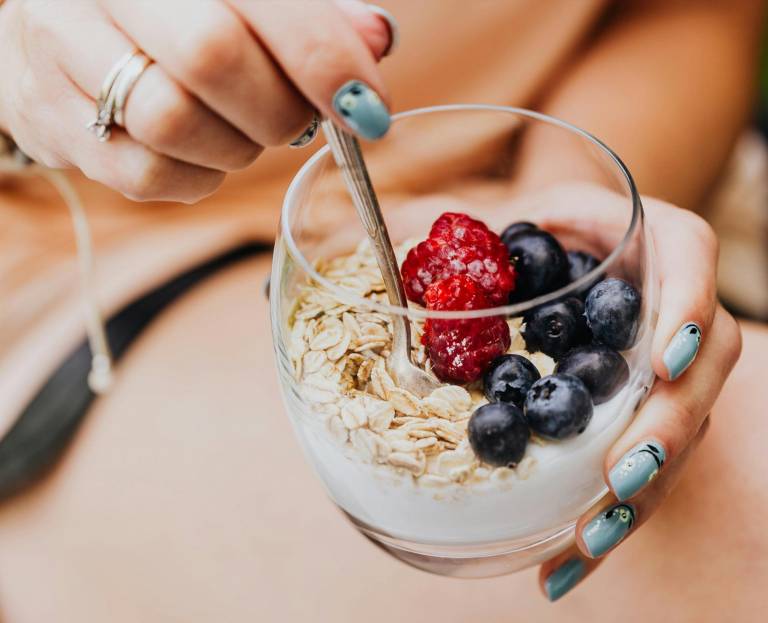 $!Mini bowl de yogur natural con frutas antioxidantes y avena.