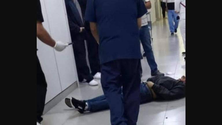 Lo que se sabe sobre el sicariato en el hospital de Manta: ¿Quién era Darwin Andrade, el funcionario asesinado?