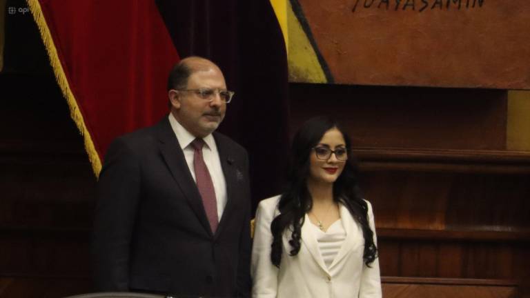 Fotografía que muestra al socialcristiano Henry Kronfle y Viviana Veloz, durante la ceremonia de transición de la Presidencia de la Asamblea.